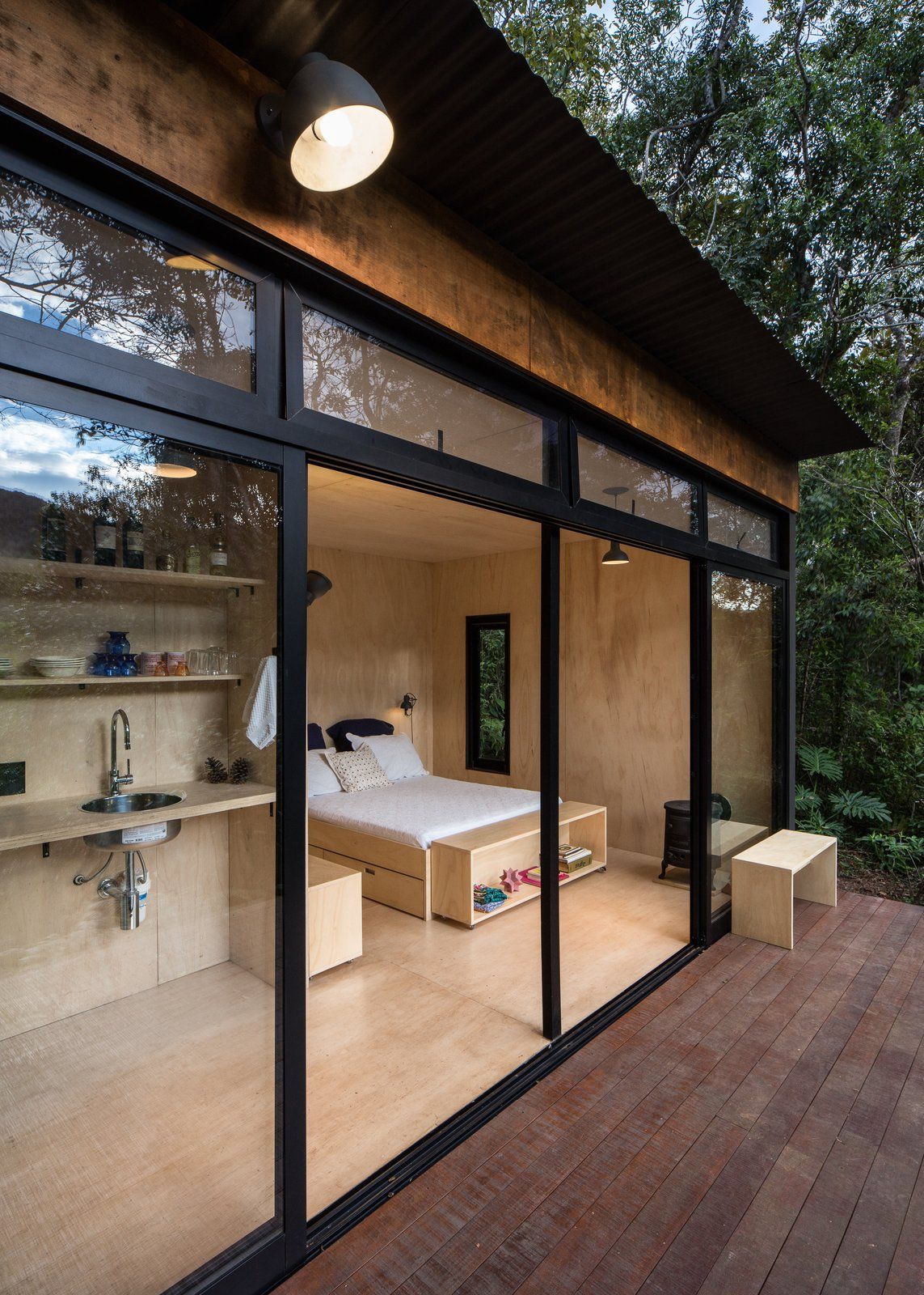 Domek o nazwie „Chalet M” ma zaledwie 25 m2 by Silva Acar Arquitectura in Brazylia