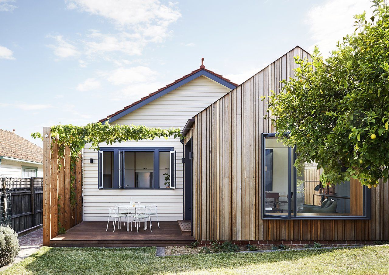 Kompaktowy bungalow powiększony o drewnianą przybudówkę