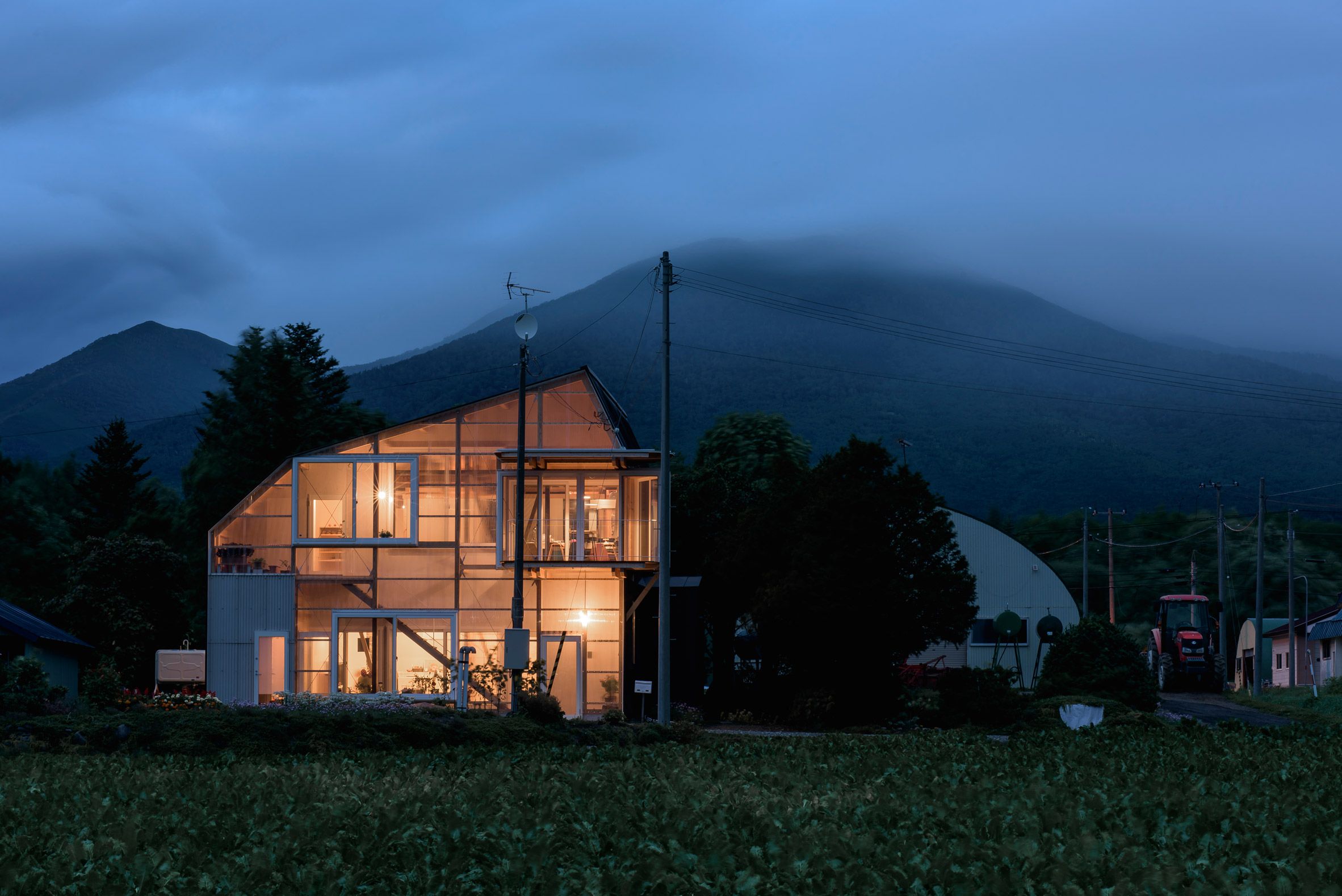 Asymetryczny dom z półprzezroczystą fasadą na japońskiej wyspie Hokkaido