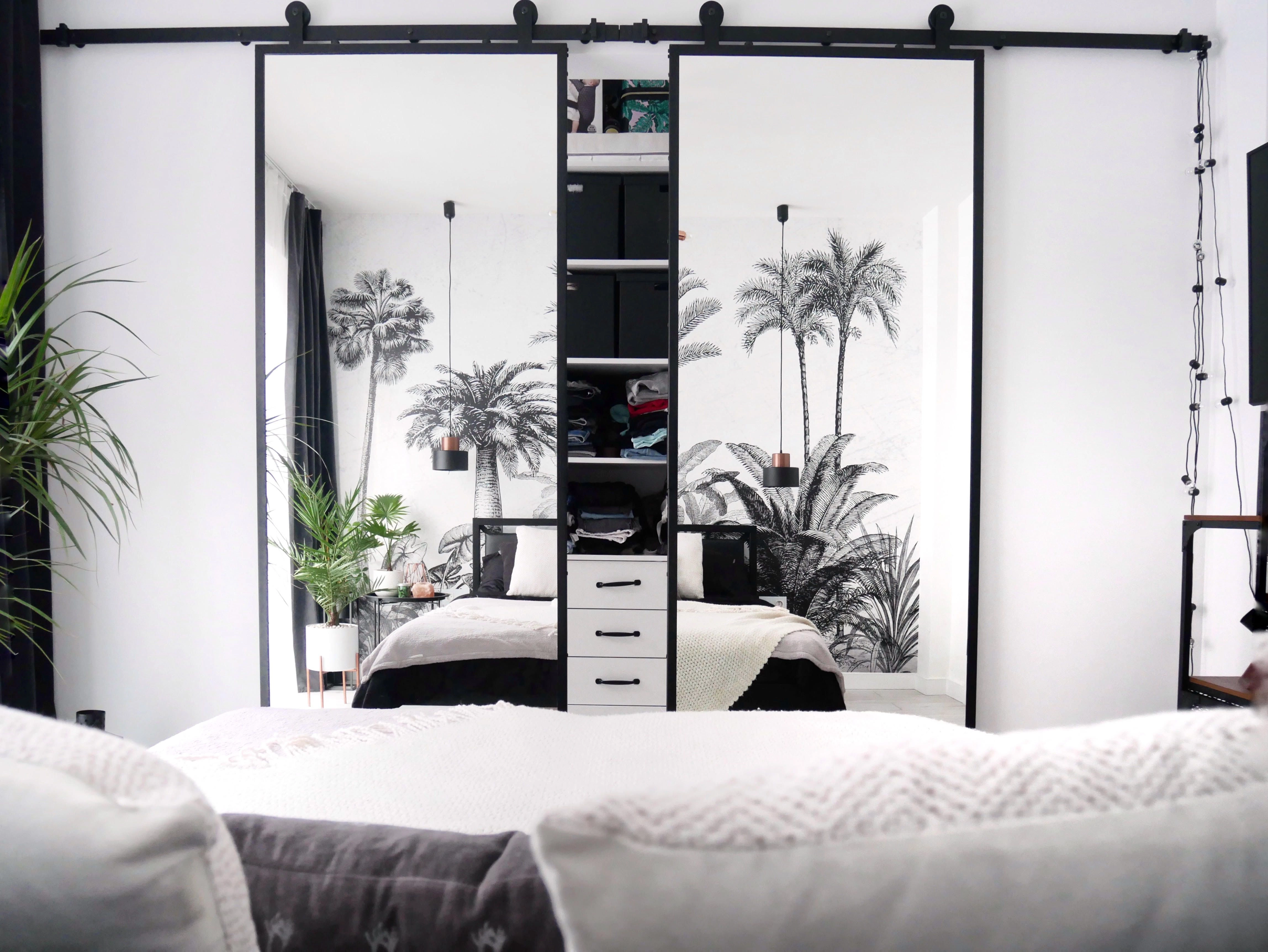 Nowoczesna sypialnia z garderobą za podwójnymi drzwiami z lustrem