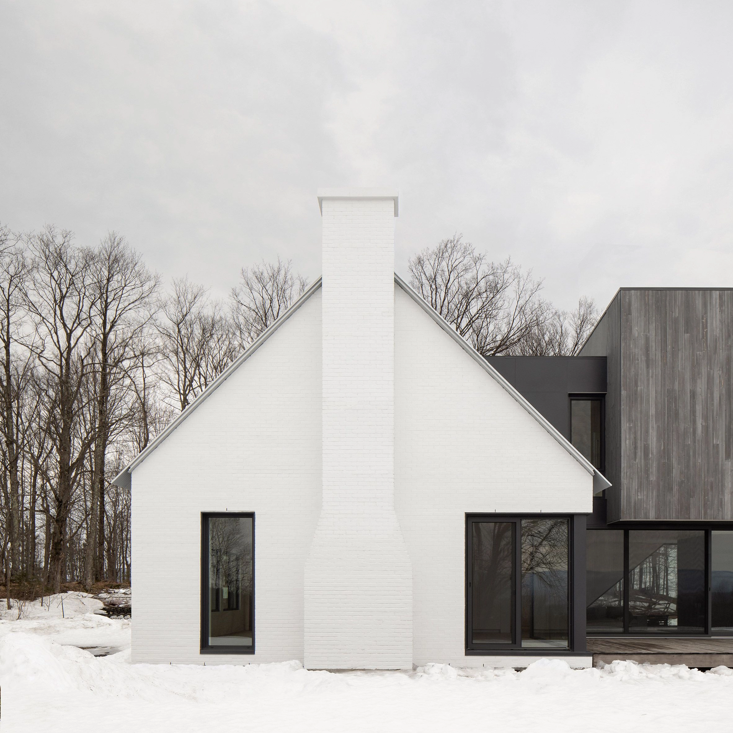 Cedrowa przybudówka białego domu w kanadyjskim Quebecu