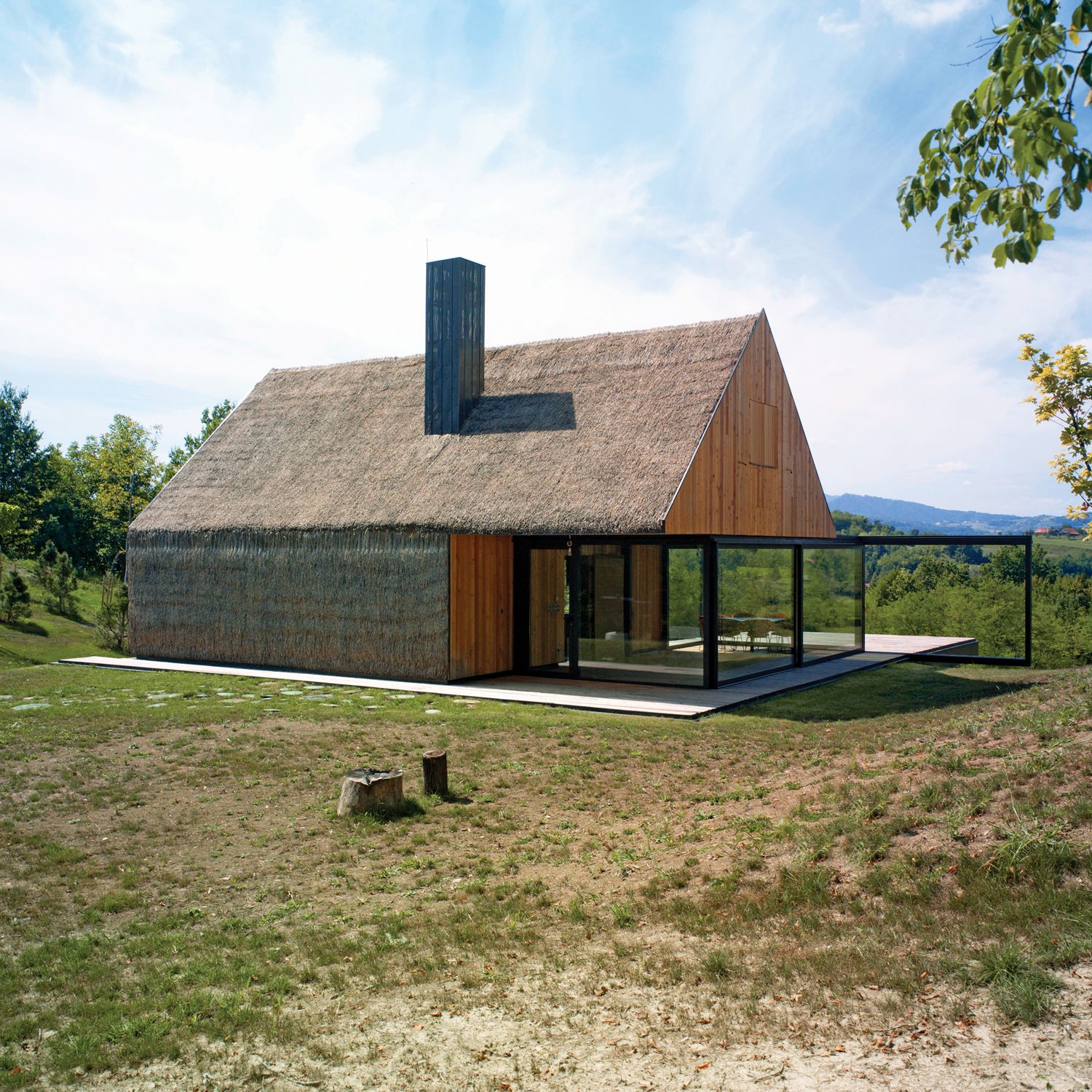 Odnowiona wiejska chata ze słomianym dachem