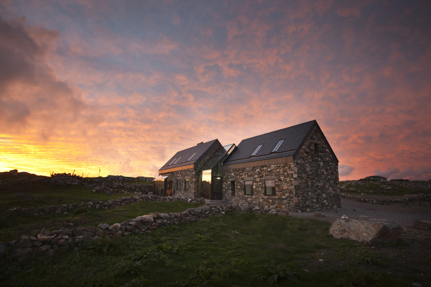 Rekonstrukcja opuszczonych domków na wybrzeżu Morza Irlandzkiego