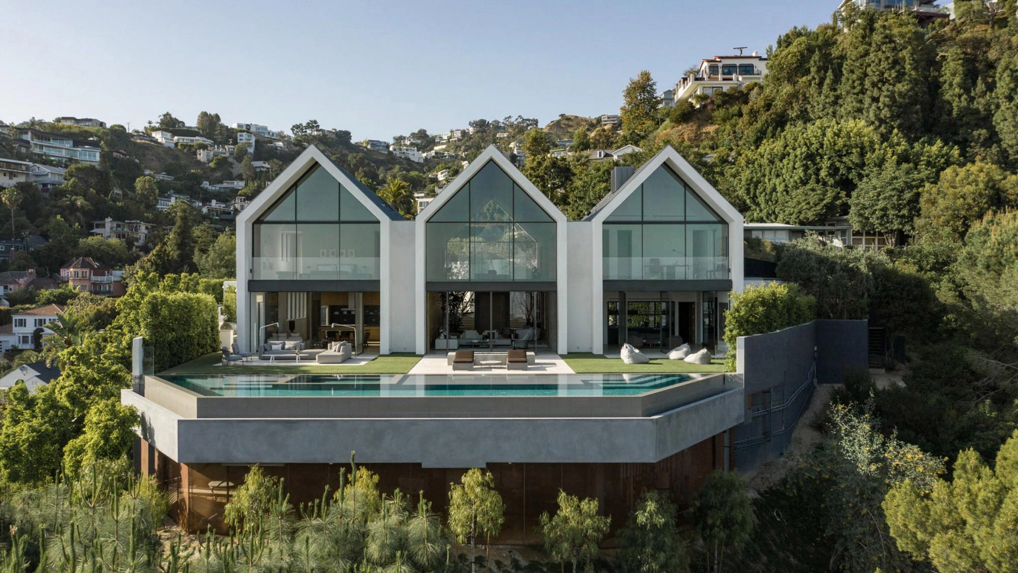 Rezydencja wznosząca się na klifie w dzielnicy Hollywood Hills w Los Angeles