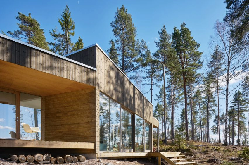 Ten dom nad szwedzkim jeziorem jest inspirowany leśnym otoczeniem