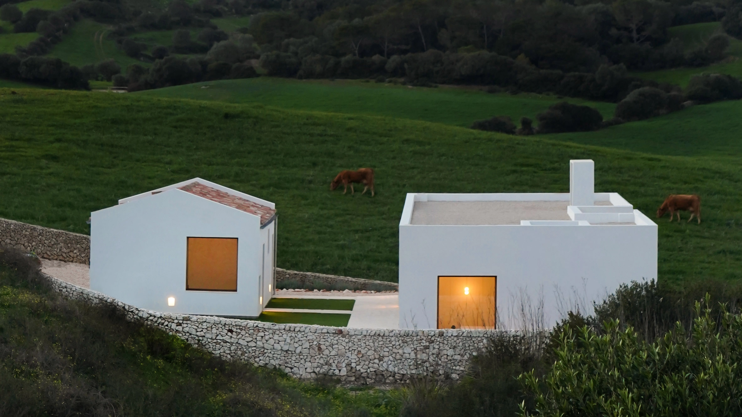 Minimalistyczne, białe budynki tworzą jeden dom na hiszpańskiej Minorce