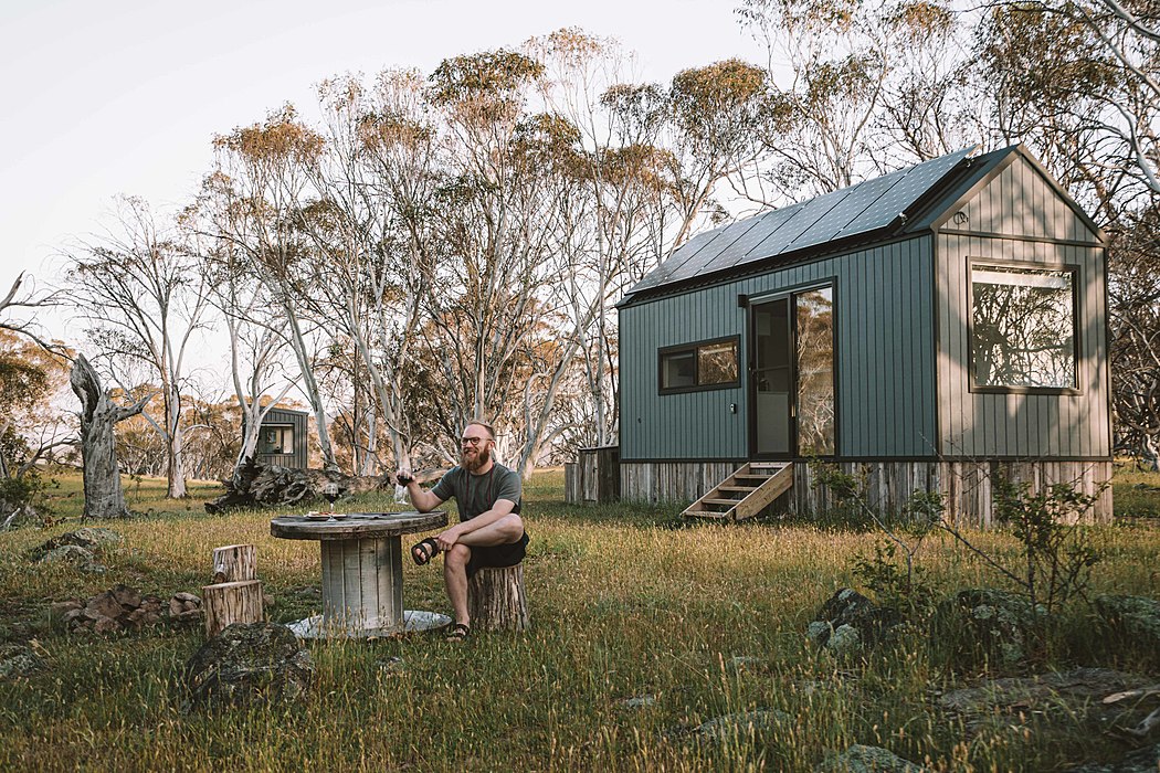 Maleńki domek w otoczeniu australijskich eukaliptusów śnieżnych