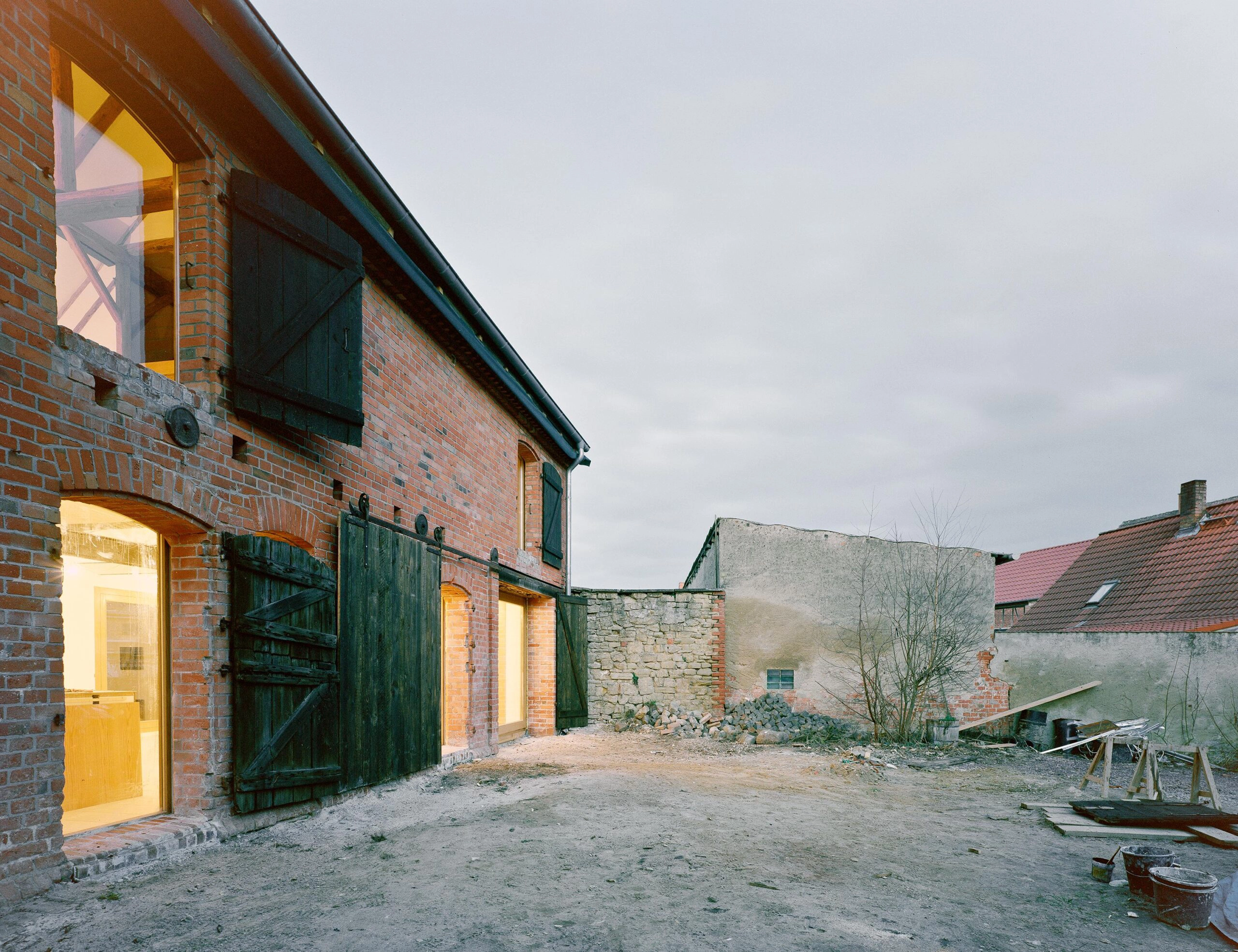 Projekt „Haus Stein” to przebudowa murowanej stodoły z lat 30-tych