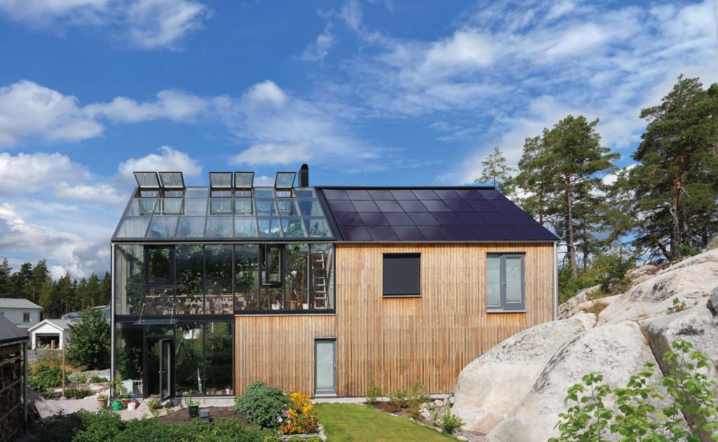 Samowystarczalny dom z nowoczesnym dachem solarnym SunRoof