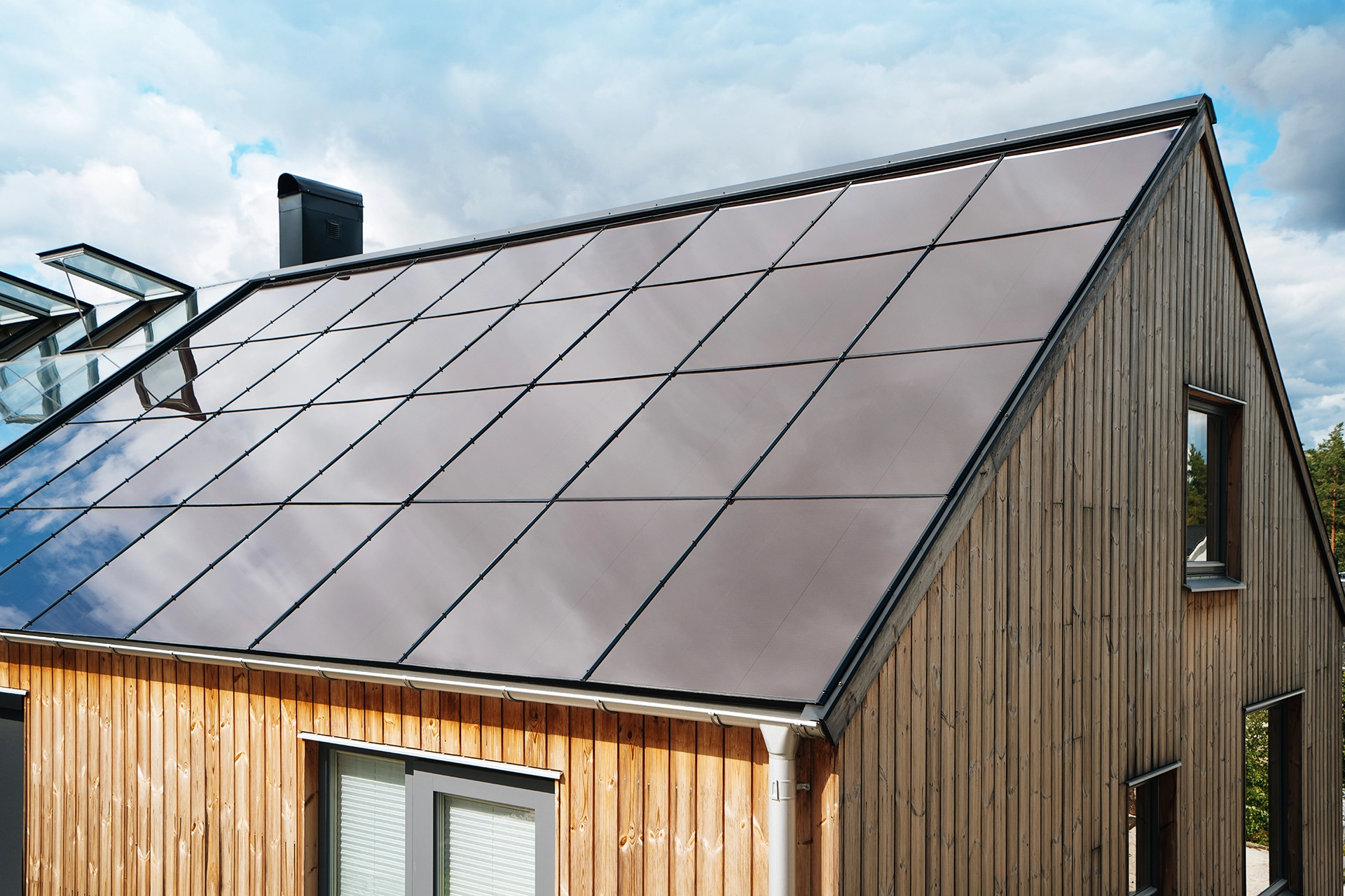 Samowystarczalny dom z nowoczesnym dachem solarnym SunRoof