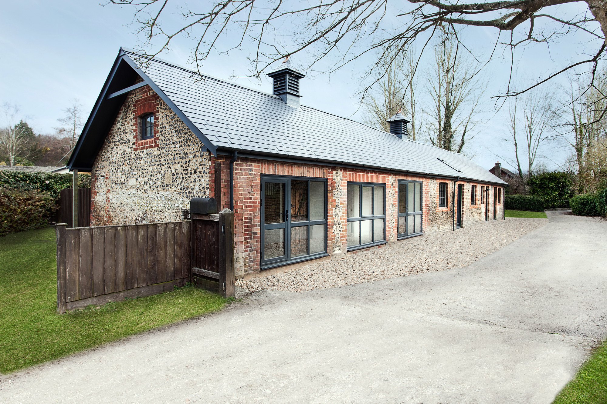 Przekształcona stajnia w Hampshire w Anglii w wyjątkowy dom rodzinny