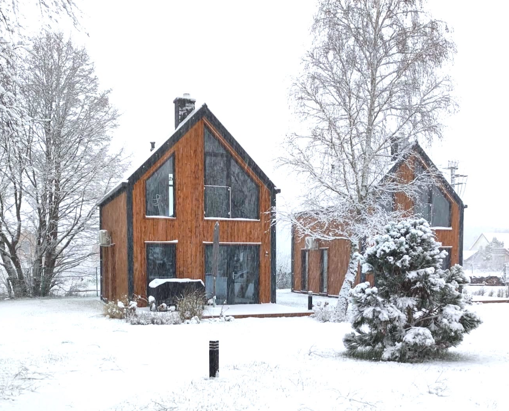 Domki w naturze pod śniegową pierzynką