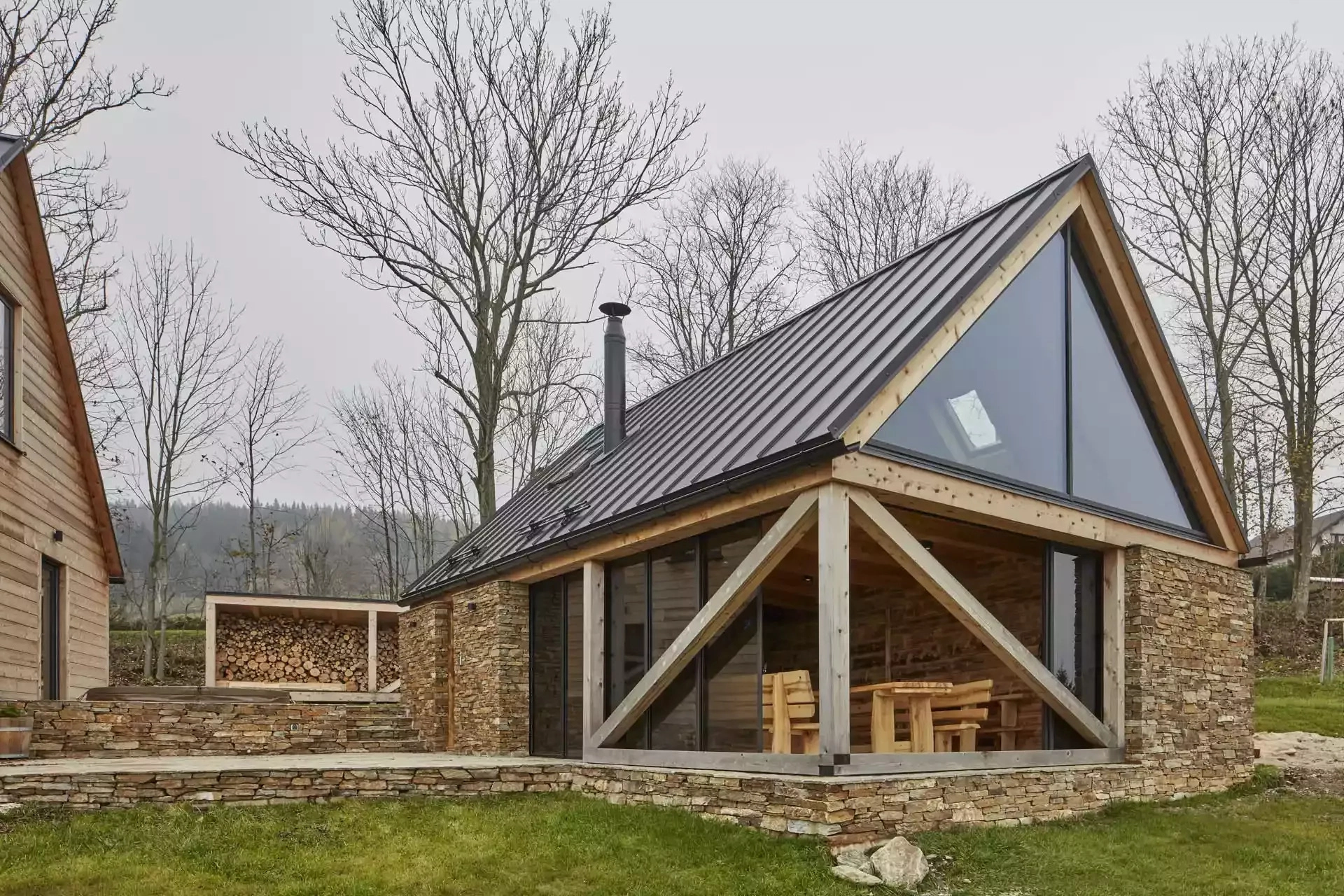 Lite drewno, kamień i szkło stworzyły idealny dom w górach