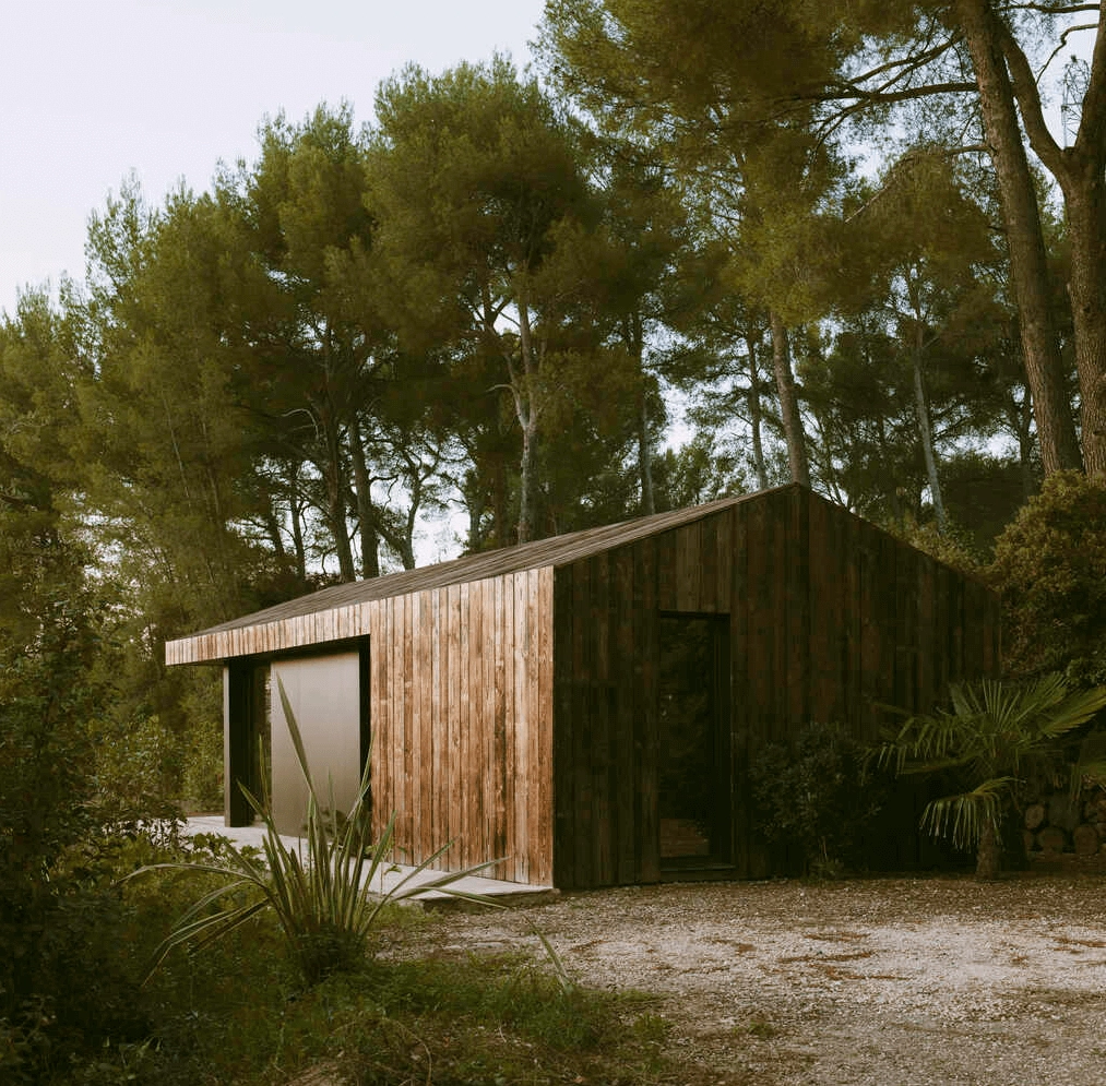 Pine Nut Cabin wtapia się w leśny krajobraz południowej Francji