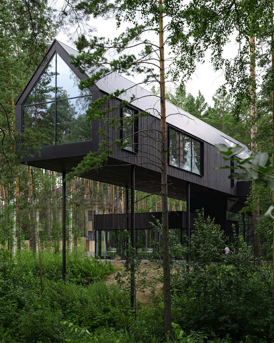 Projekt z betonu i szkła komponujący się z lasem w południowej Syberii