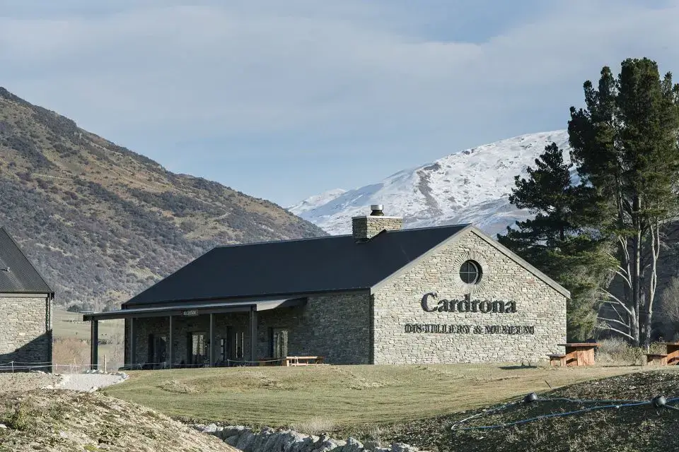 Destylarnia Cardrona – trzy STODOŁY spójne z wiejskim krajobrazem
