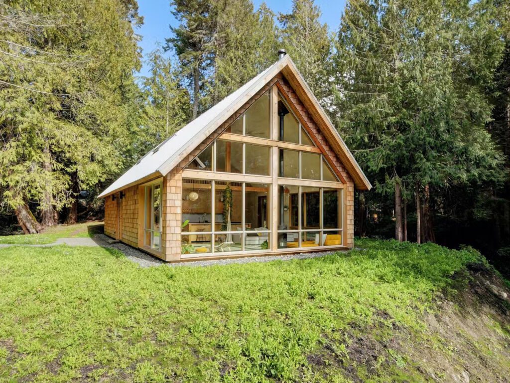 Duży i mały domek pokryty gontem w Vancouver