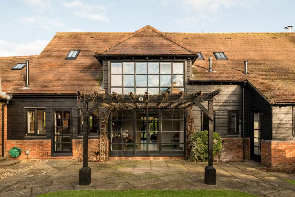 Niezwykła renowacja STODOŁY prezentująca jego rustykalne korzenie by Gresford Architects in England