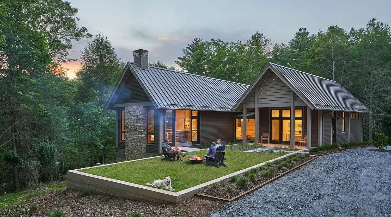 Przytulny dom nad jeziorem w Karolinie Północnej by Samsel Architects in Karolina Północna