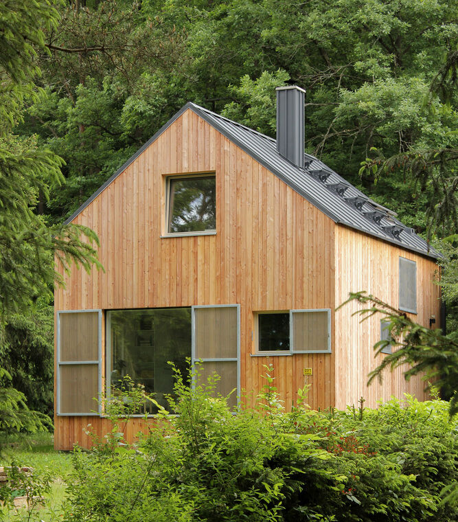 Weekendowy dom w lesie by System Recovery Architects in Czechy