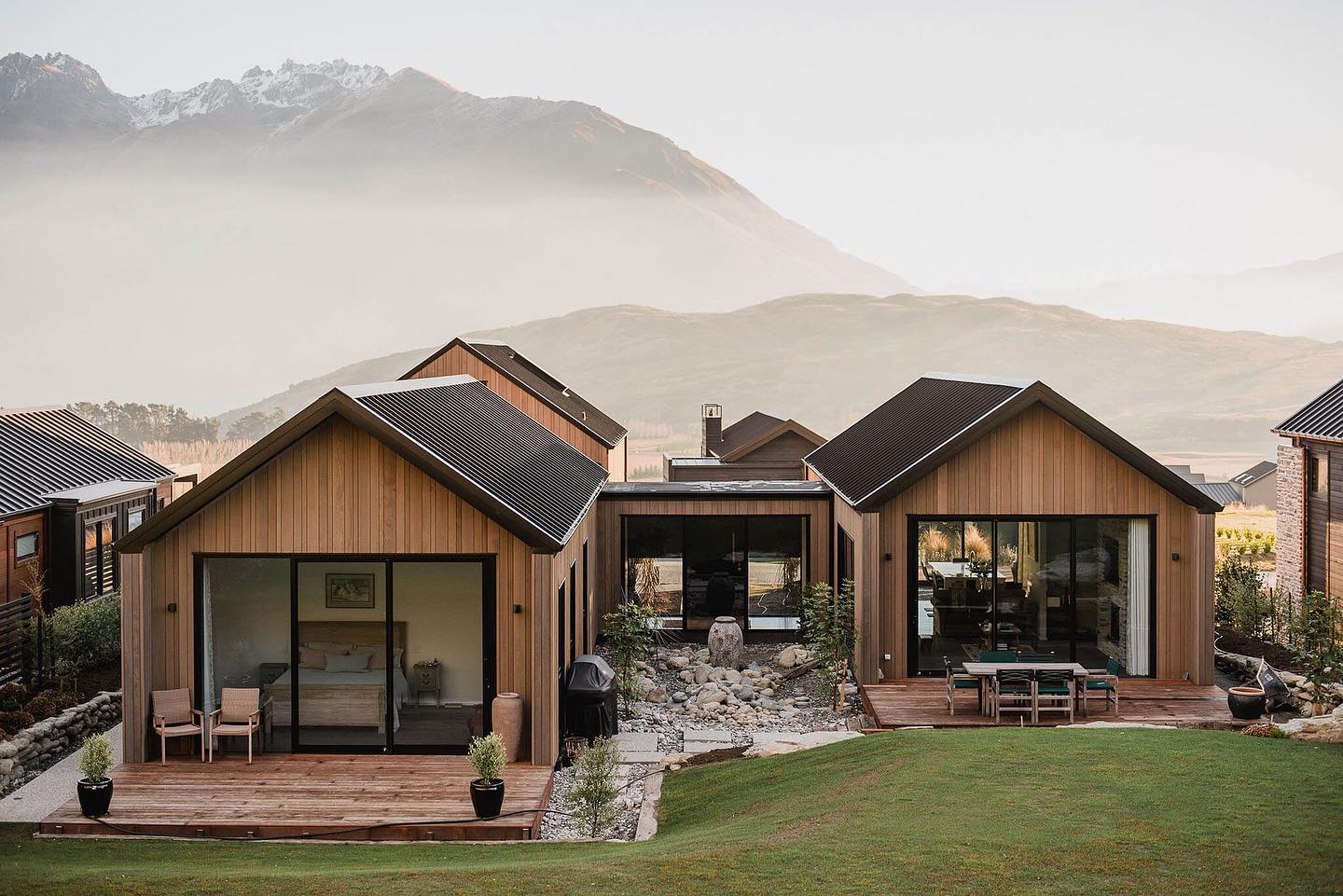 Z widokiem na pasmo górskie The Remarkables by Fixation Builders in New Zealand