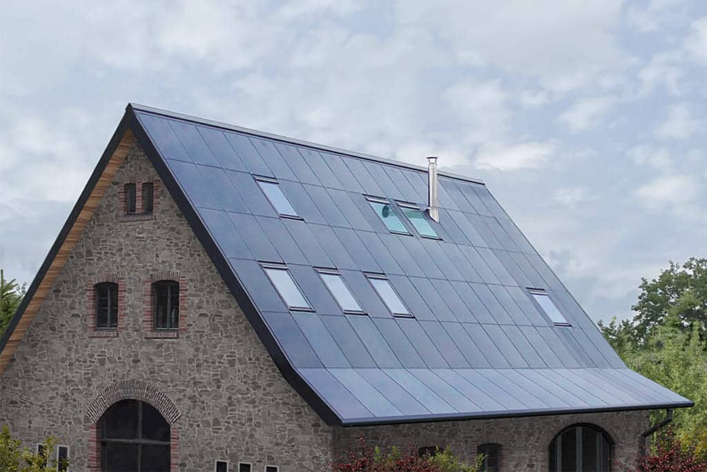 Tradycyjny kamień i innowacyjny dach solarny