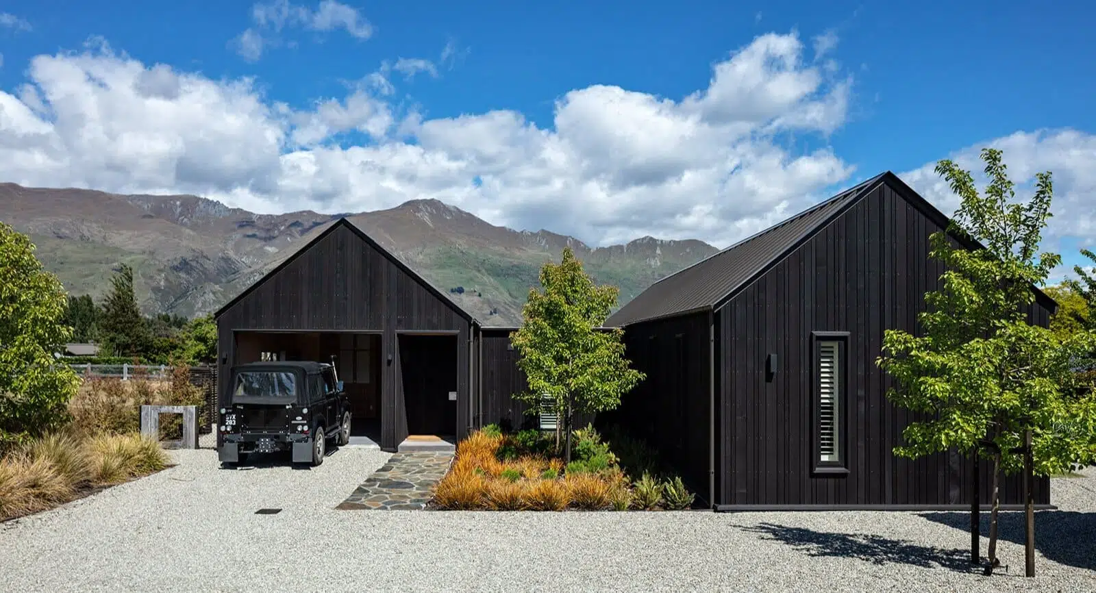 Roys Peak Crib - z pasji do żeglowania, grillowania i Land Roverów by Mason Wales Architects in Nowa Zelandia