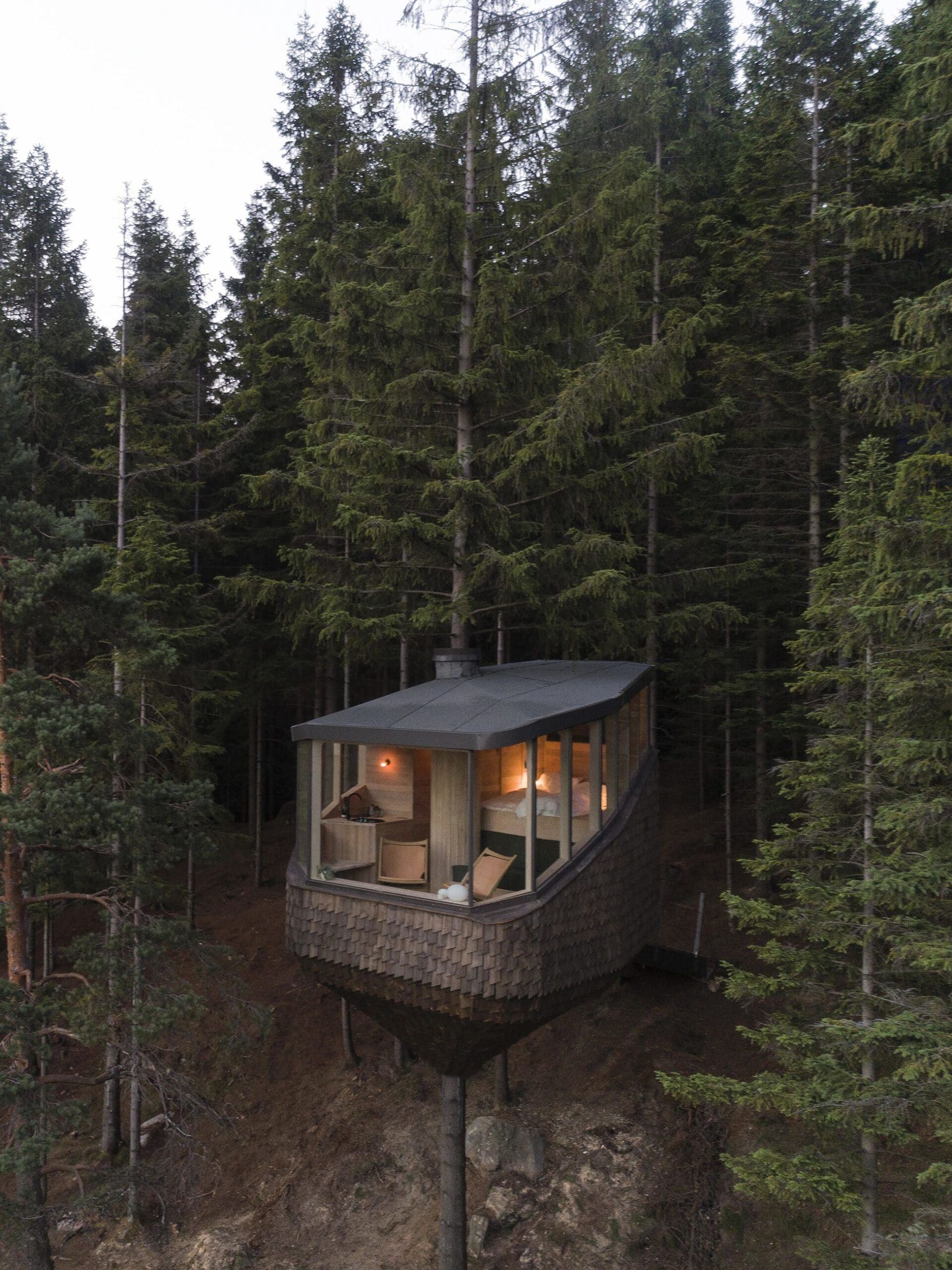 Woodnest, czyli domek na drzewie w norweskim lesie by Helen & Hard in Norwegia