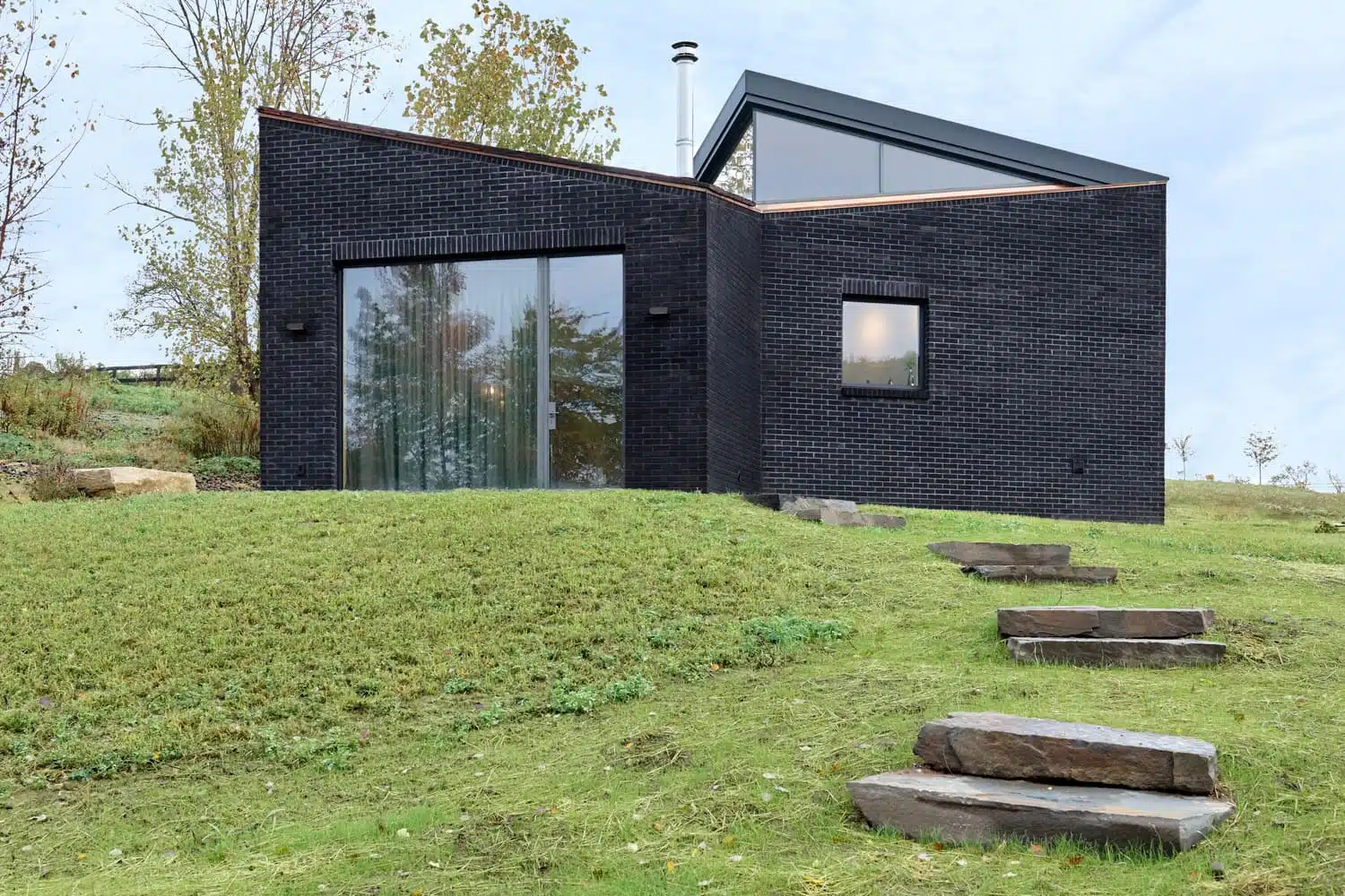 Dom powstały z chęci zamieszkania na wsi by GRT Architects in Dutchess