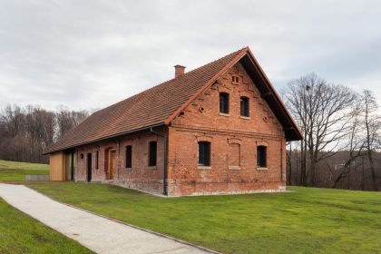Przebudowa budynku koło Bielsko-Białej by Kamil Mrva Architects in Polska