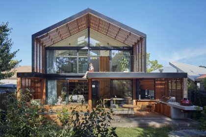 Renowacja australijskiego bungalowu by Ben Callery Architects in Australia