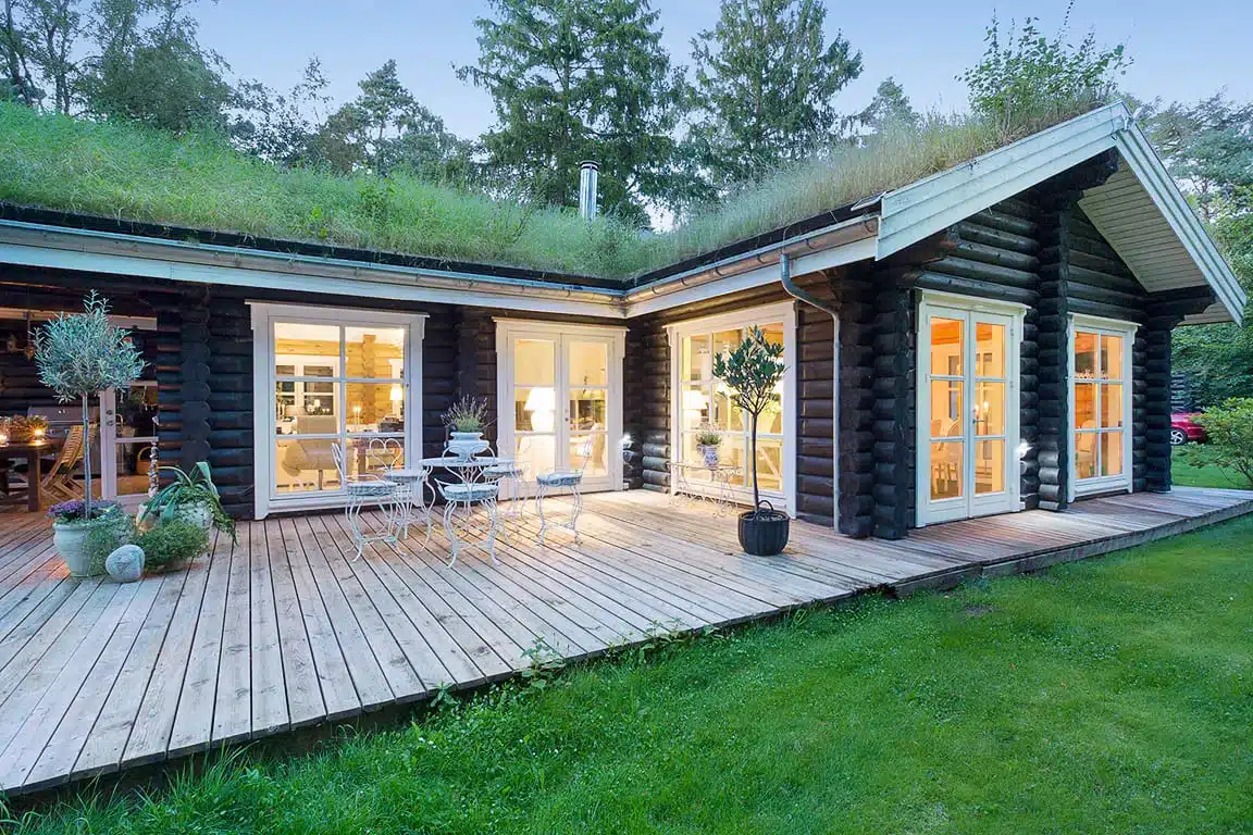 Dom z bali z zielonym dachem