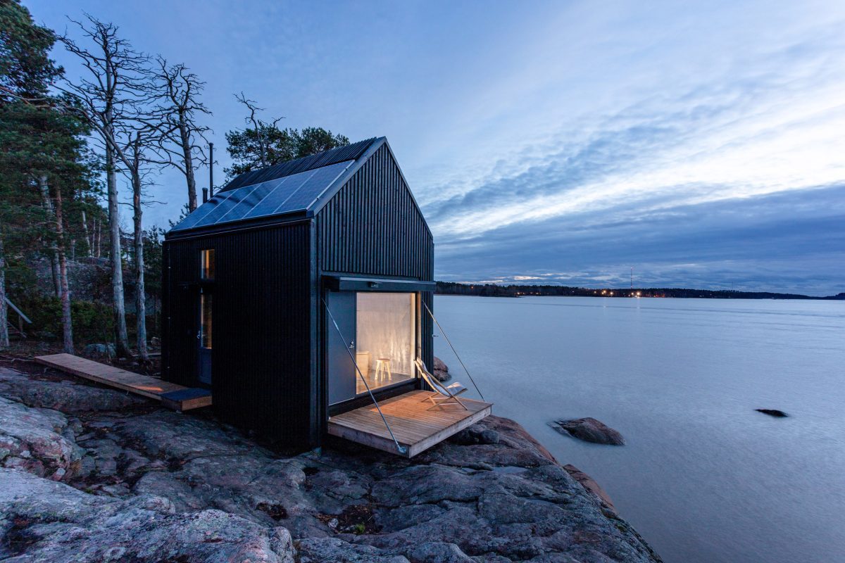 Majamaja, czyli nadmorski domek w rejonie Helsinek by Pekka Littow in Helsinki