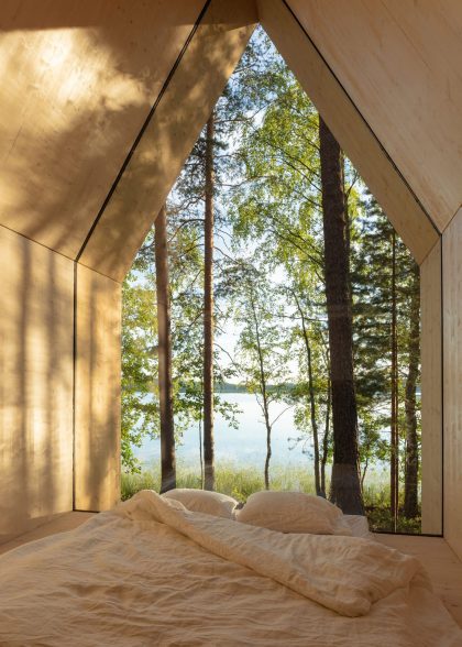 Kynttilä - chatka z laminowanego drewna by Ortraum Architects in Finlandia