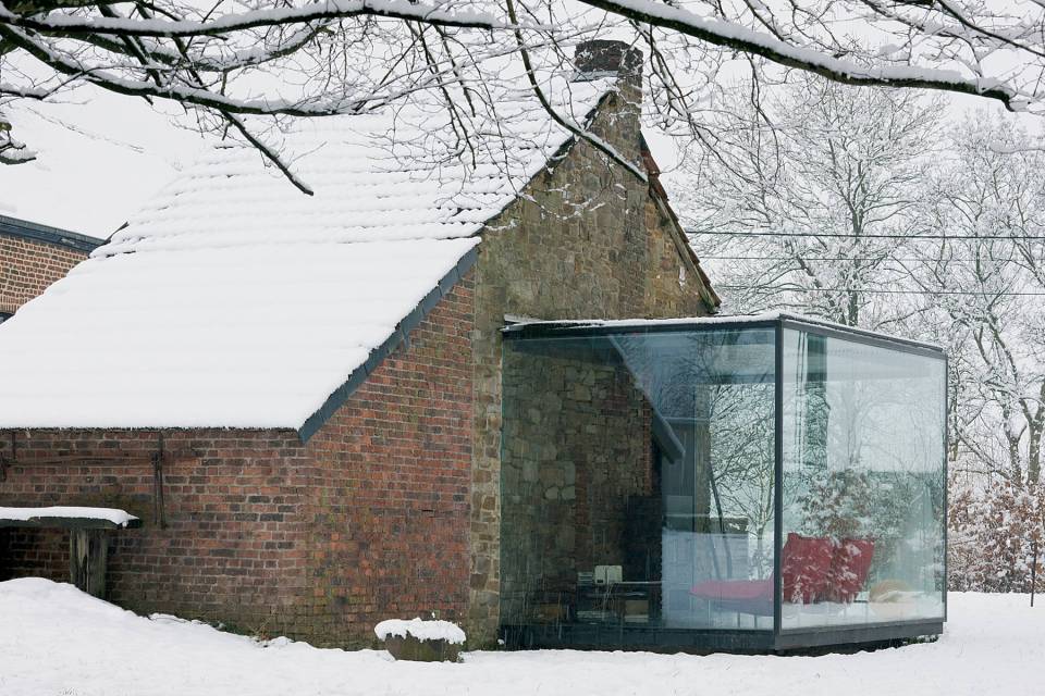 Maleńki domek z przybudówką ze stali i szkła