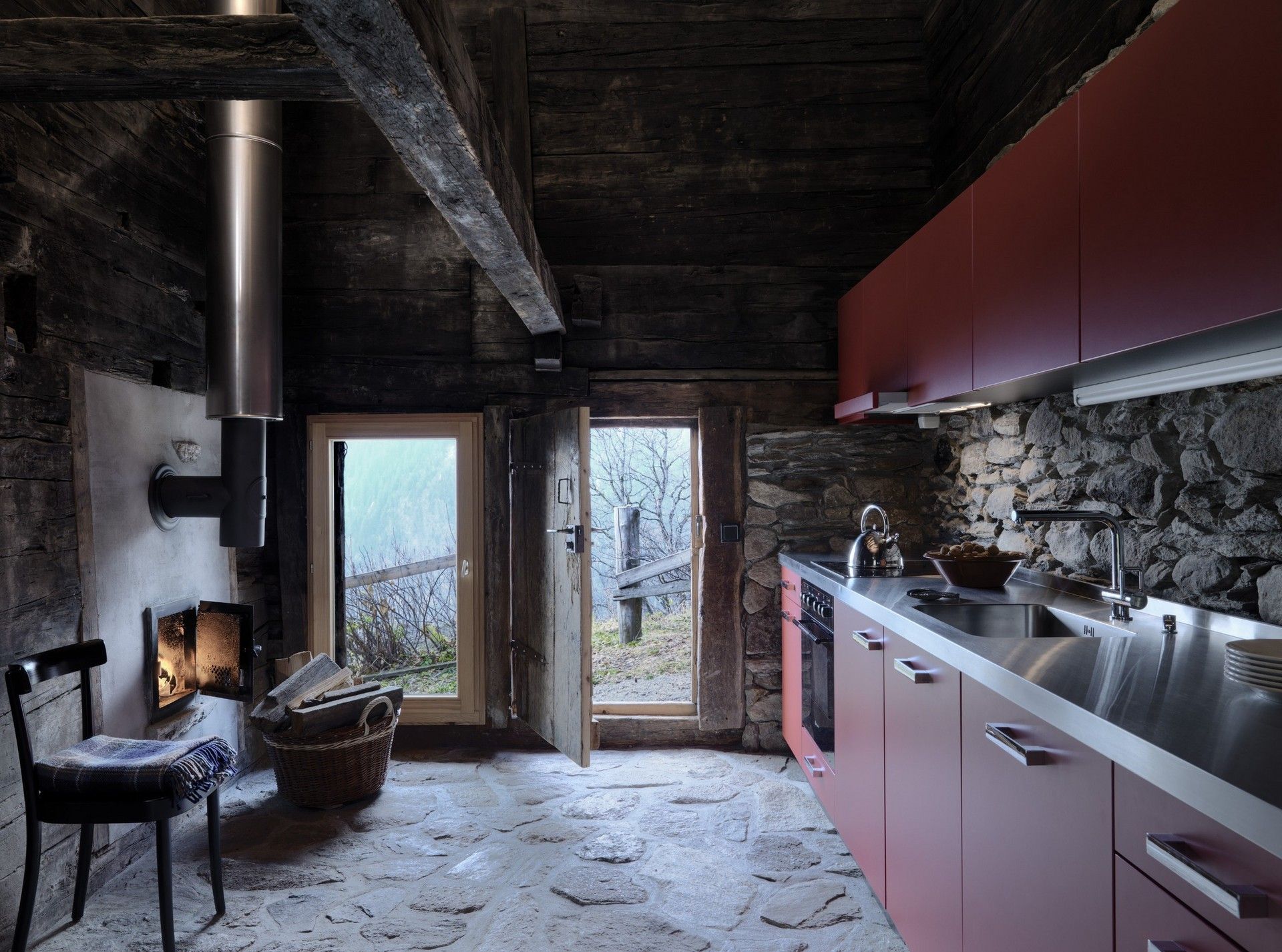Huberhaus to tradycyjna by Stucky Architekten in Szwajcaria alpejska chata